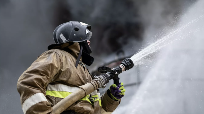 Пожарные ликвидировали возгорание на складе под Екатеринбургом