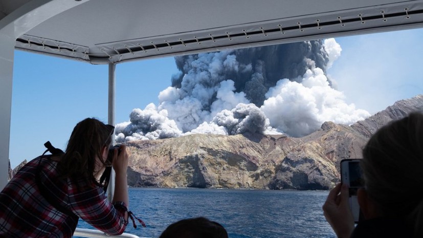 Число жертв извержения вулкана в Новой Зеландии возросло до шести