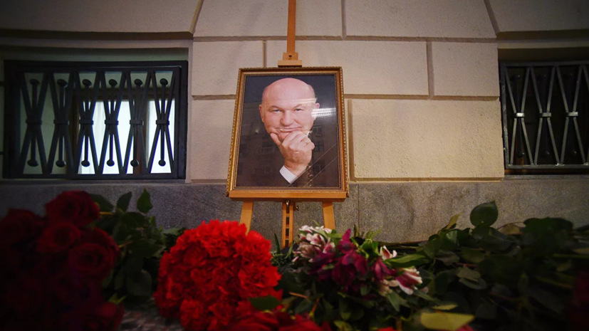 В Москве люди несут цветы к мемориалу памяти Лужкова у здания мэрии