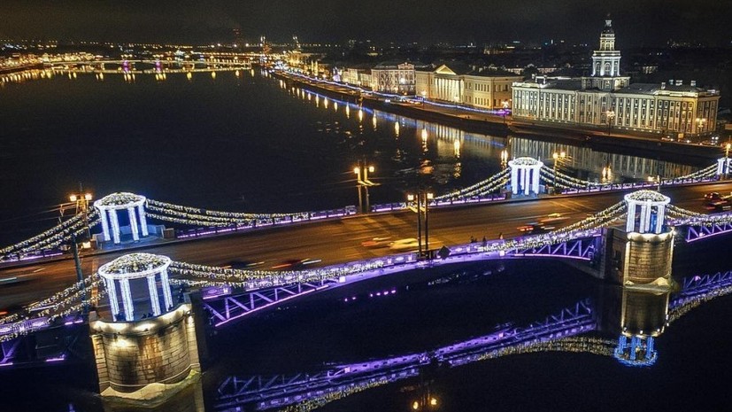 В Петербурге заработала праздничная подсветка мостов