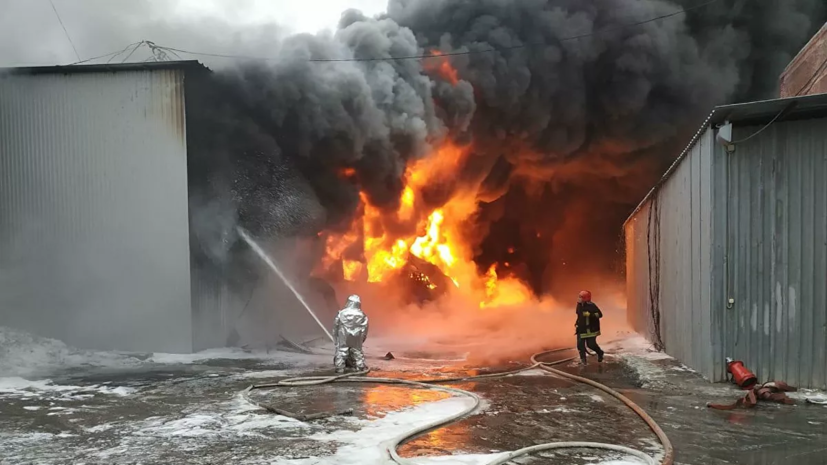 В Екатеринбурге ликвидировали пожар на лакокрасочном заводе
