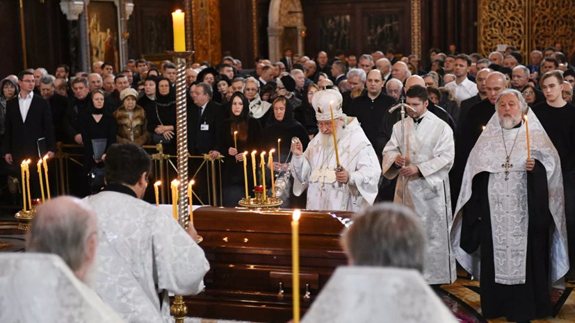Патриарх Кирилл совершил отпевание Лужкова в храме Христа Спасителя