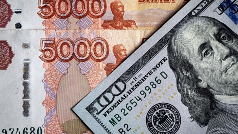 Курс доллара опустился ниже 63 рублей