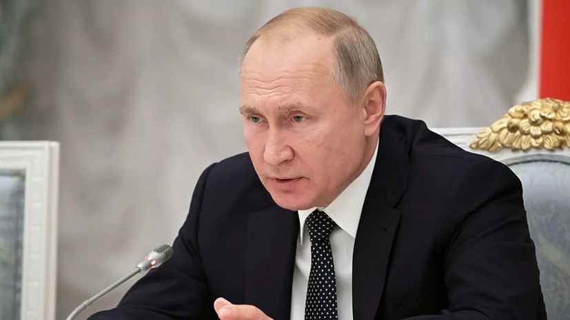 Путин поручил перейти от бумажных к электронным документам в медицине