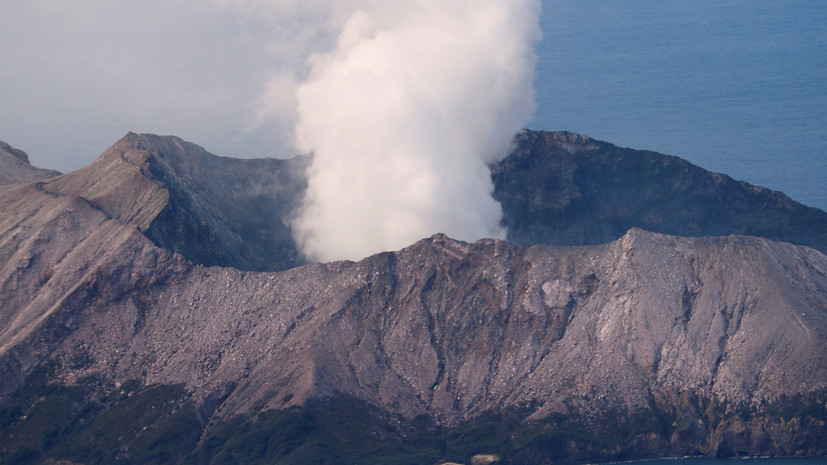 Число жертв извержения вулкана на острове Новой Зеландии достигло 15