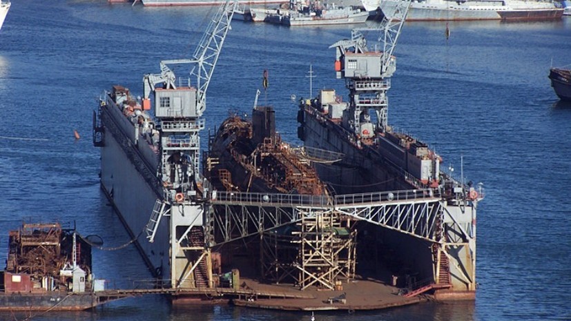 В бухте Севастополя затонул ПД-16 со списанной подлодкой