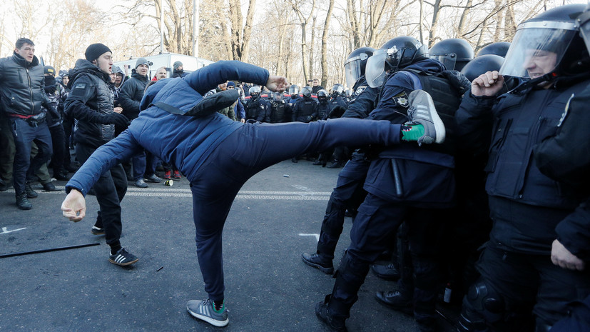 В Киеве произошли столкновения между протестующими и полицией