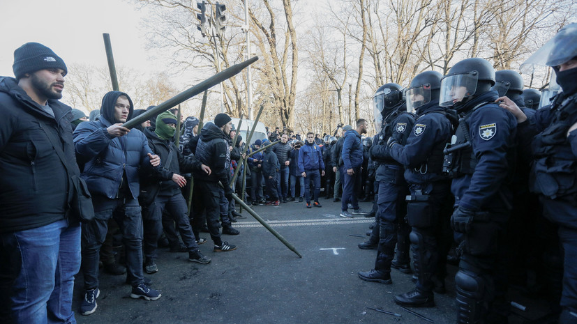 В Киеве двое полицейских пострадали при столкновениях с протестующими