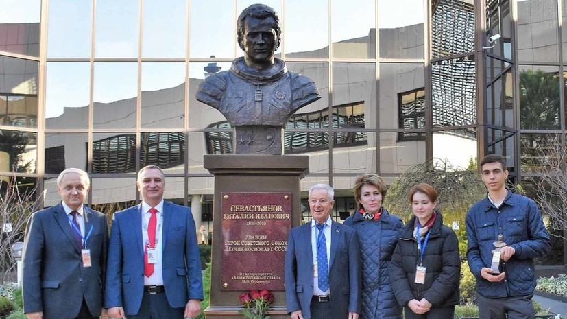 В аэропорту Сочи открыли бюст лётчика-космонавта Севастьянова
