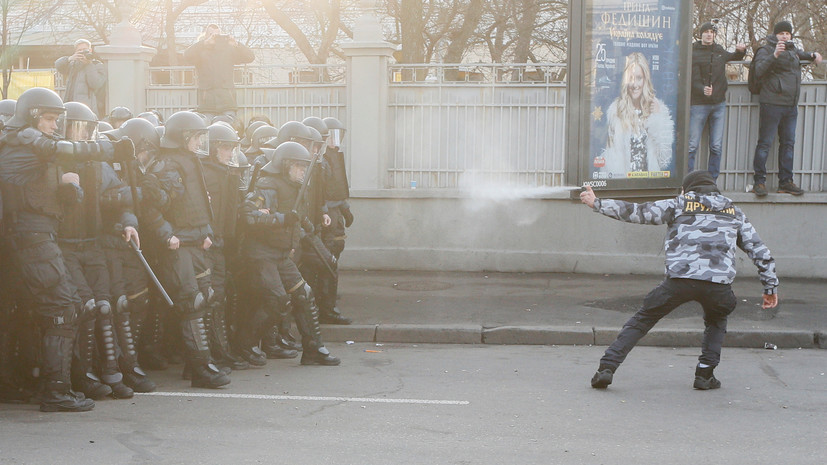 Посольство США в Киеве осудило насилие в ходе столкновений у Рады