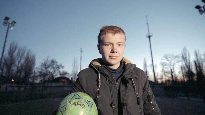 Кирилл Сафонов попал под обстрел на футбольной площадке