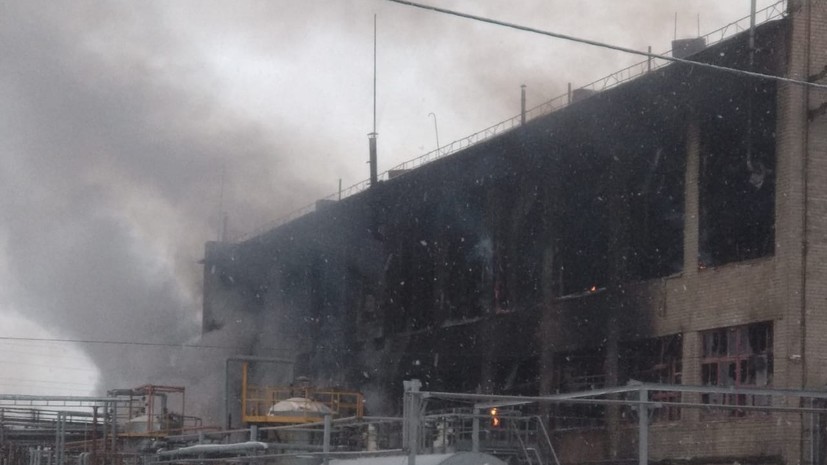 Пожарные ликвидировали открытое горение на заводе в Уфе