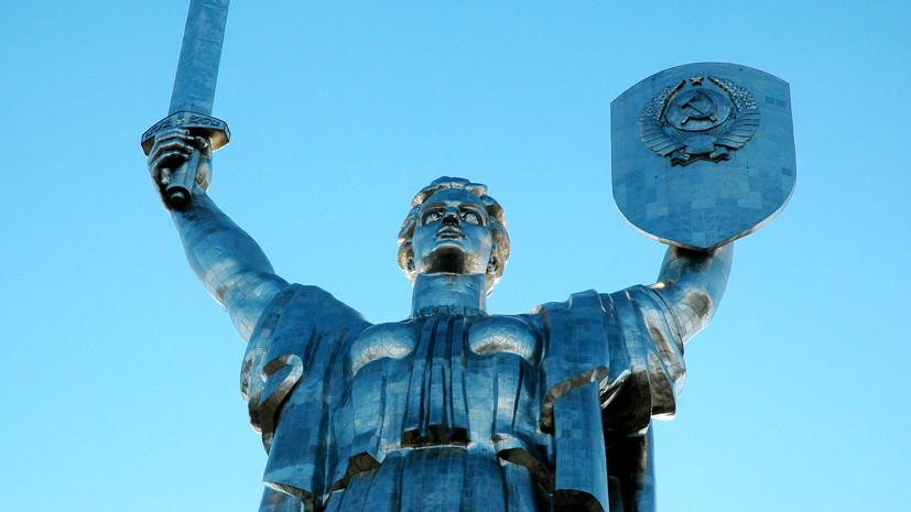 На Украине рассказали о демонтаже герба СССР со статуи «Родина-мать»