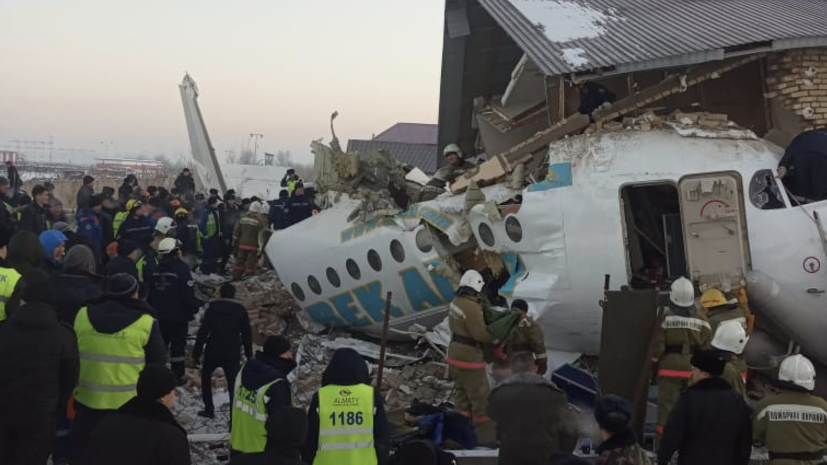 «При взлёте потерял высоту и пробил бетонное ограждение»: в Казахстане разбился пассажирский самолёт