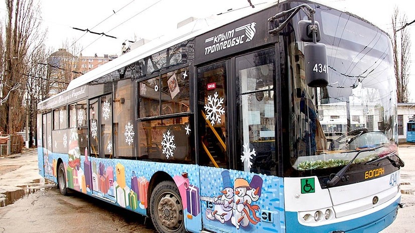 На улицах городов Крыма появились новогодние троллейбусы