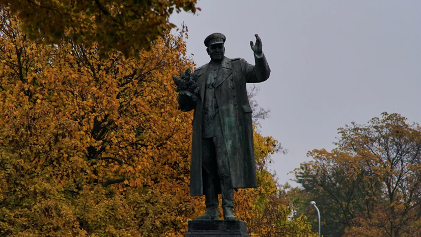 Неизвестные осквернили памятник маршалу Коневу в Праге