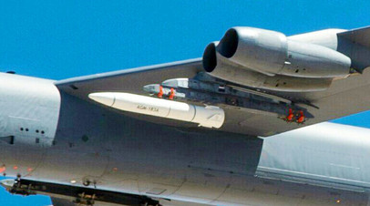 Макет перспективной американской гиперзвуковой аэробаллистической ракеты Lockheed Martin AGM-183A ARRW на внешней подвеске стратегического бомбардировщика ВВС США Boeing B-52H