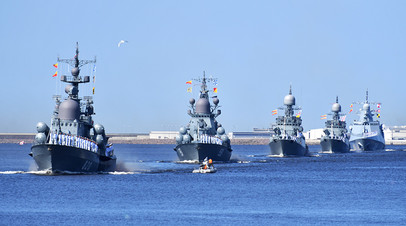 Парадный строй кораблей ВМФ в Кронштадте
