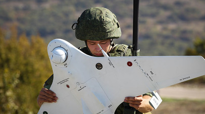 Военнослужащий готовит БПЛА во время тактико-специальных учений Новороссийского гарнизона