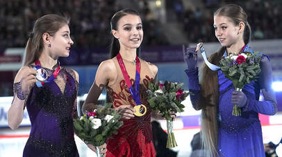 Алёна Косторная, завоевавшая серебряную медаль, Анна Щербакова, завоевавшая золотую медаль и Александра Трусова, завоевавшая бронзовую медаль на чемпионате России по фигурному катанию в Красноярске