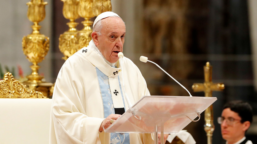 Папа Римский извинился за то, что оттолкнул женщину