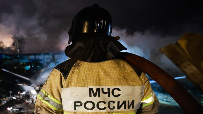 В Астрахани загорелся жилой дом на площади 800 квадратных метров