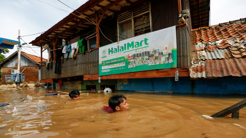 Число жертв наводнения в Индонезии увеличилось до 43