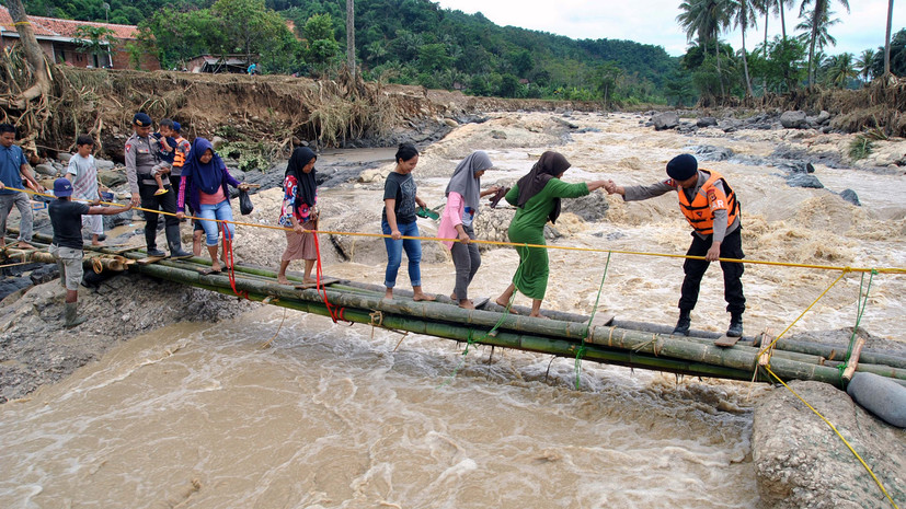 Число жертв наводнения в Индонезии увеличилось до 53