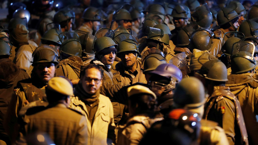 Более 40 человек пострадали при беспорядках у университета в Нью-Дели