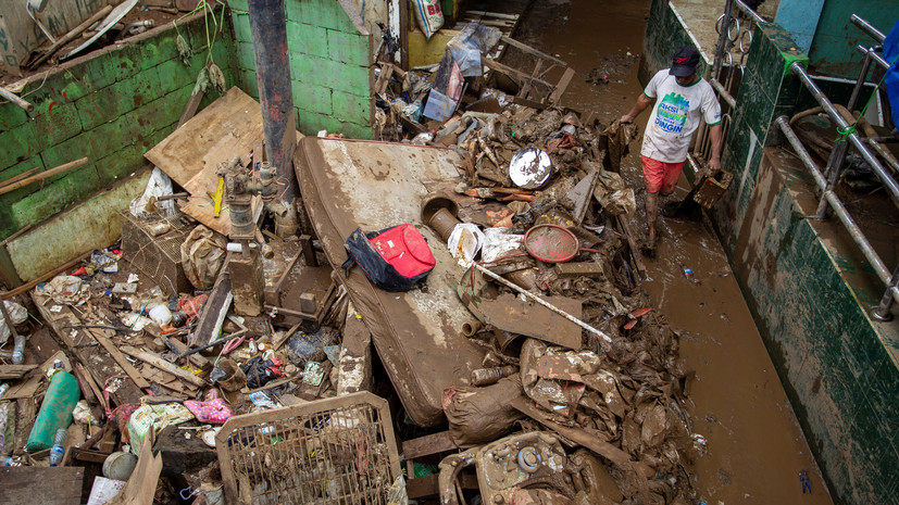 Число жертв наводнений в Индонезии увеличилось до 66