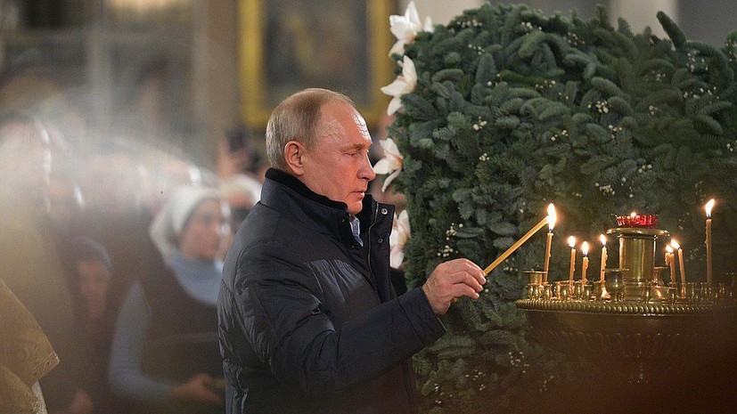 Путин прибыл на рождественскую службу в собор в Петербурге