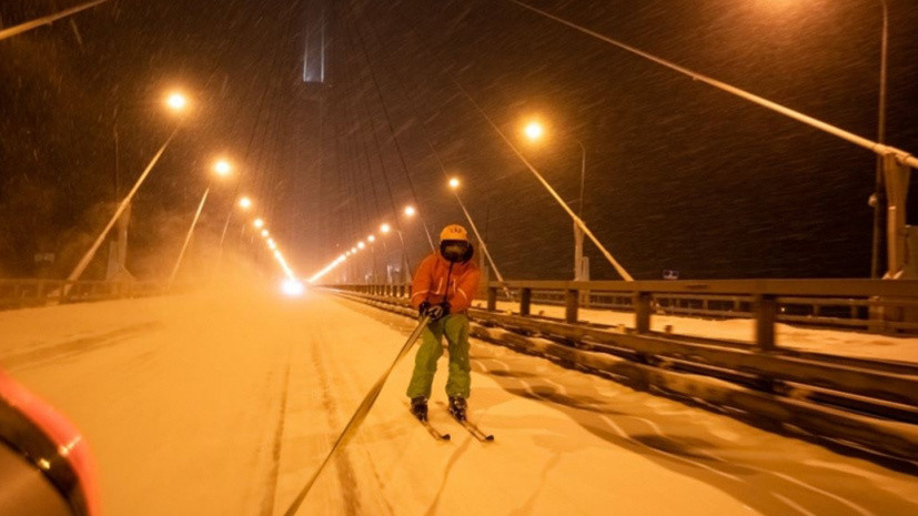 Во Владивостоке полиция оштрафовала сноубордистов за катание по проезжей части