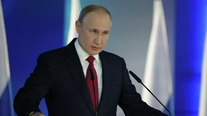 Путин призвал бороться с попытками переиначить историю