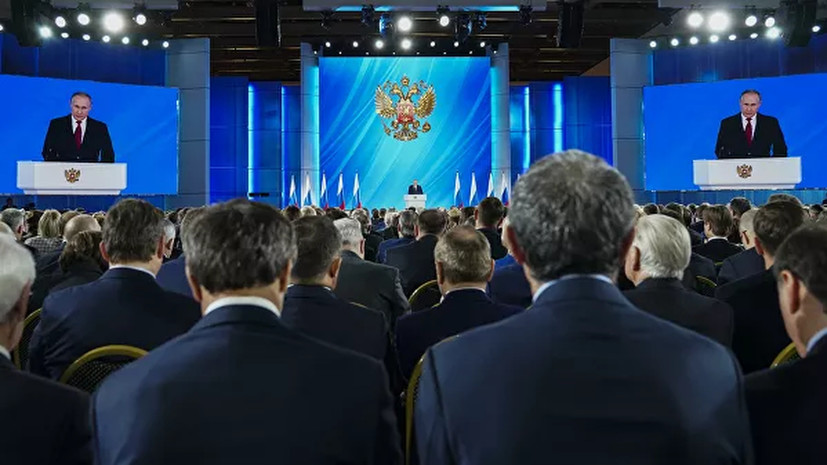 Путин предложил вынести на обсуждение поправки в Конституцию