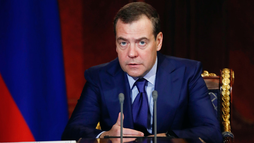 Медведев поблагодарил членов кабмина за работу