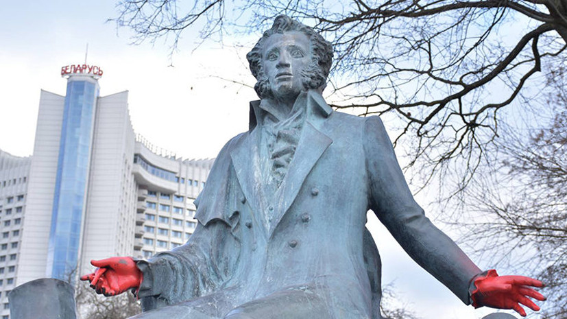 Неизвестные разрисовали памятник Пушкину в Минске