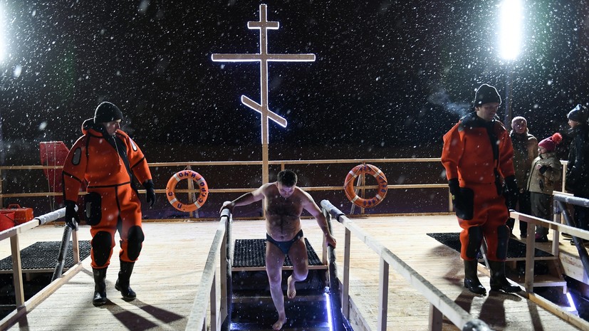 Более 15 тысяч спасателей обеспечат безопасность на Крещение в России