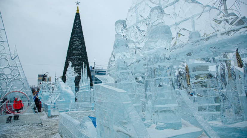 В Екатеринбурге спилили части фигур ледяного городка после обрушения