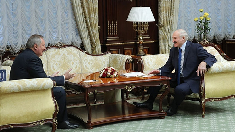 Рогозин подарил Лукашенко перчатку космонавта