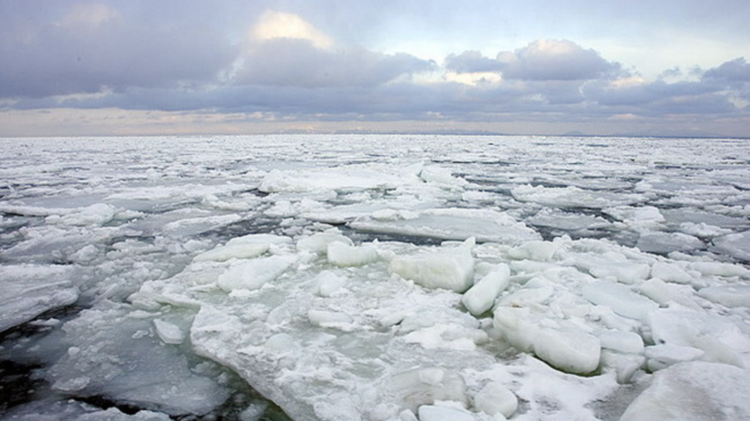 Около 300 рыбаков находятся на отколовшейся льдине в Сахалинской области