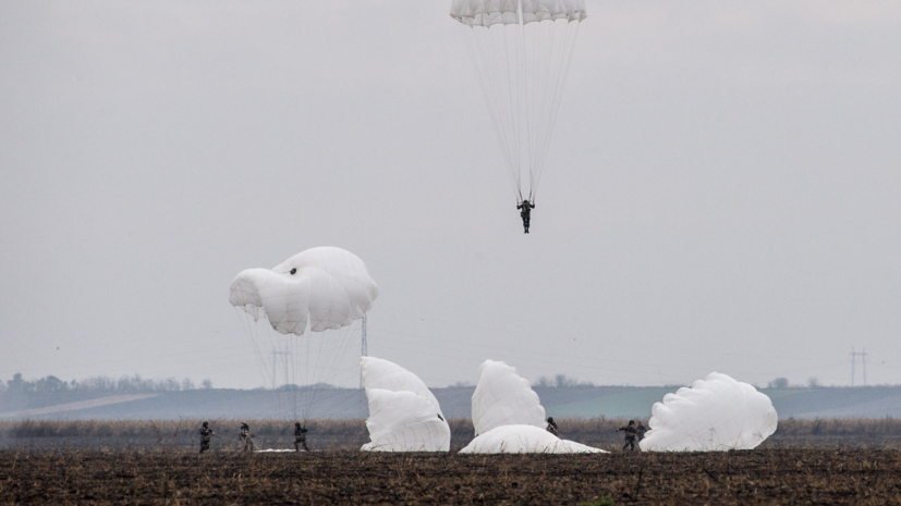 Российские десантники выполнили почти 180 тысяч прыжков с парашютом в 2019 году