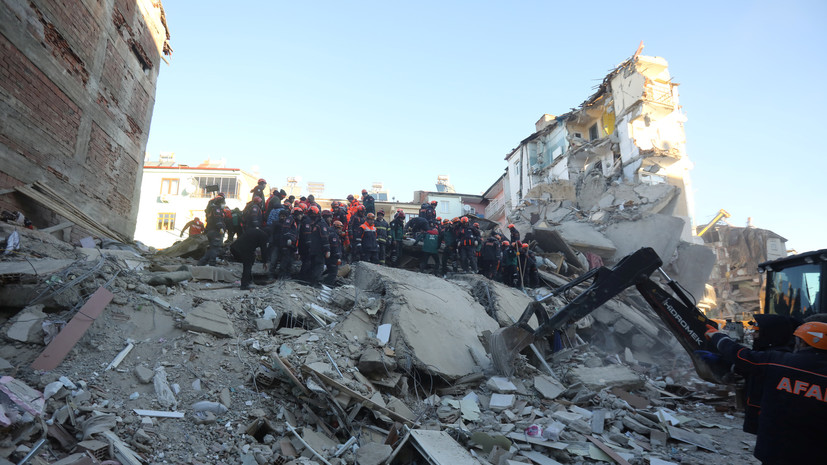 Десятки домов обрушились в Турции из-за землетрясения
