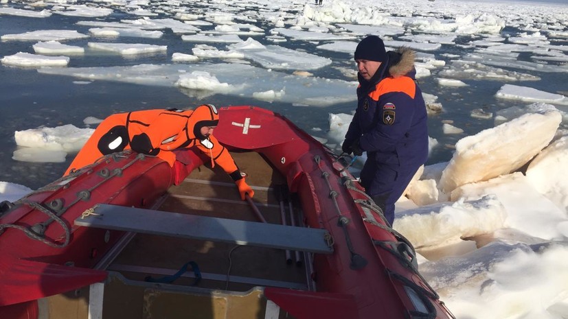 В МЧС сообщили о ходе спасения рыбаков со льдины в Сахалинской области