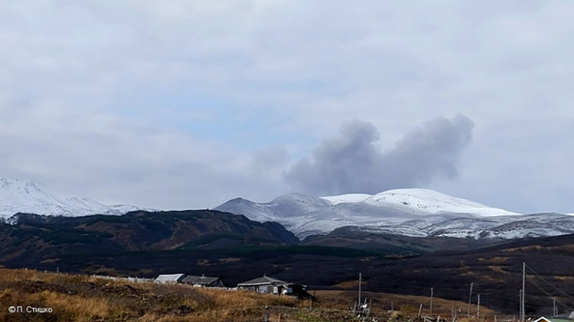 Вулкан на Курилах выбросил столб пепла на высоту до 2,5 км