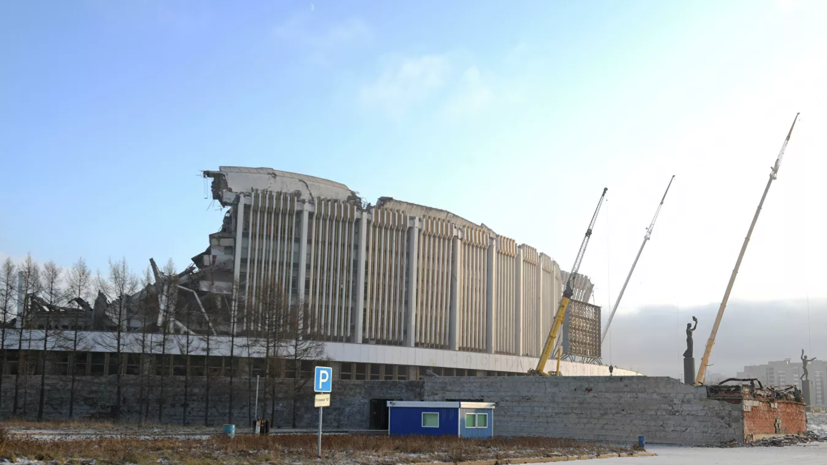 В Петербурге при демонтаже спортивного комплекса обрушилась крыша