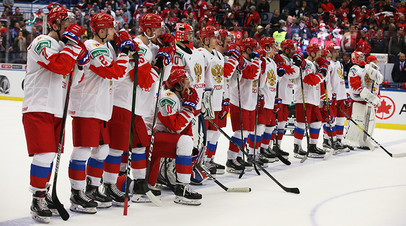 Игроки сборной России на церемонии награждения после финального матча молодёжного чемпионата мира по хоккею с командой Канады