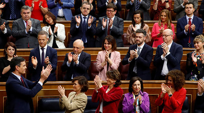 Аплодисменты в адрес Педро Санчеса после его речи в парламенте Испании