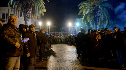 Сторонники оппозиции  у госдачи президента Абхазии