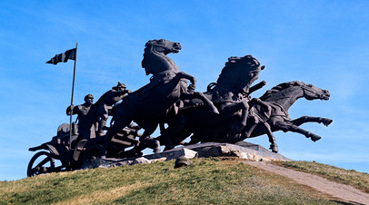 Монументальная скульптура «Легендарная тачанка» близ Каховки