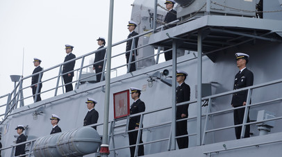 Военнослужащие ВМФ Южной Кореи на палубе корабля